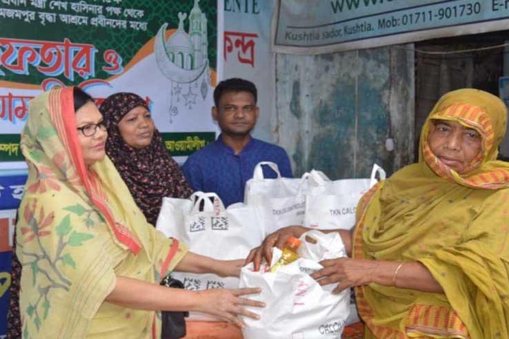 পুনাক কুষ্টিয়া’র উদ্যোগে মা ও শিশু পূর্ণবাসন কেন্দ্রে মৌসুমী ফল ও ঔষধ বিতরণ